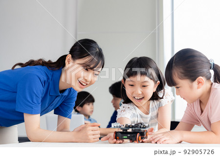 ワークショップで楽しむ小学生 ワークショップで楽しむ小学生 92905726