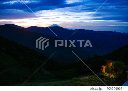 南アルプス　茶臼岳直下　茶臼小屋から　朝焼けの富士山 92906064