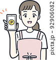 スマホでポイ活する主婦のイラスト素材 92906082