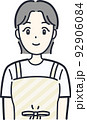 シンプルな笑顔の主婦のイラスト素材 92906084