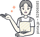 笑顔でおすすめする主婦のイラスト素材 92906085