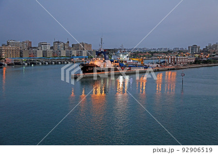 エジプトのサファガの夜明け前の港湾風景 92906519