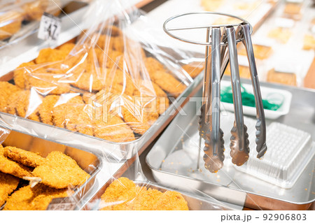 惣菜コーナーの揚げ物 92906803