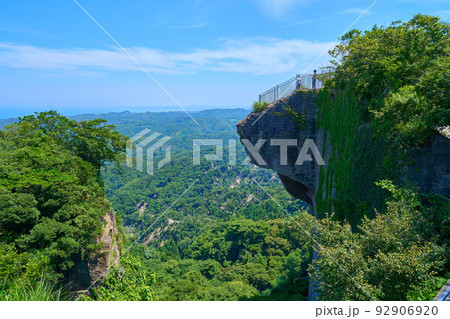 千葉県鋸南町の鋸山の地獄のぞきと北側の風景 92906920