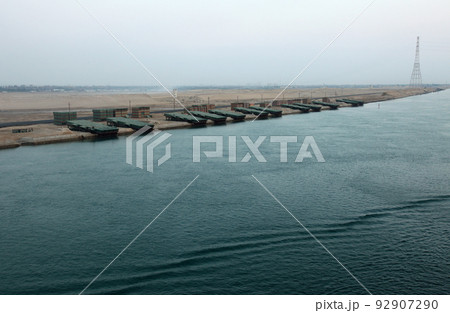 夜明け前のスエズ運河航海中のクルーズ船から 夜明け前のスエズ運河航海中のクルーズ船から 92907290