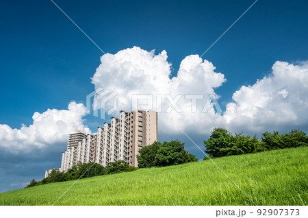 淀川スーパー堤防上のマンションと白い雲  青い空 92907373