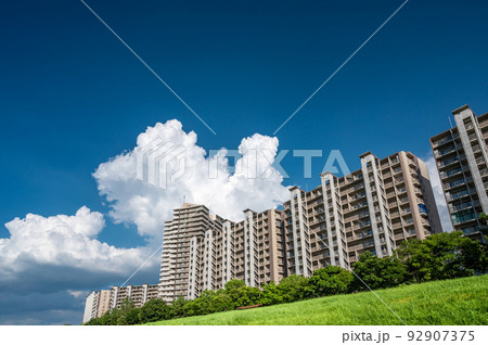 淀川スーパー堤防上のマンションと白い雲 青い空 淀川スーパー堤防上のマンションと白い雲 青い空 92907375