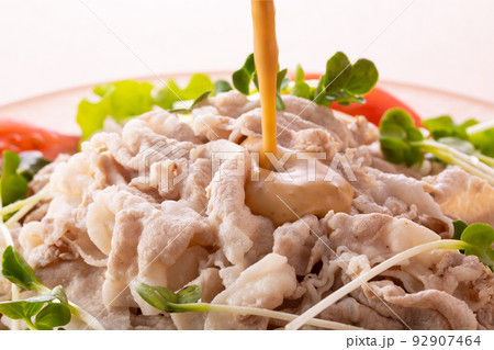 豚肉の冷シャブに胡麻ダレを掛ける 92907464
