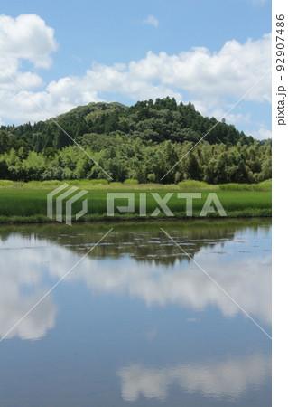 里山の田園風景 92907486