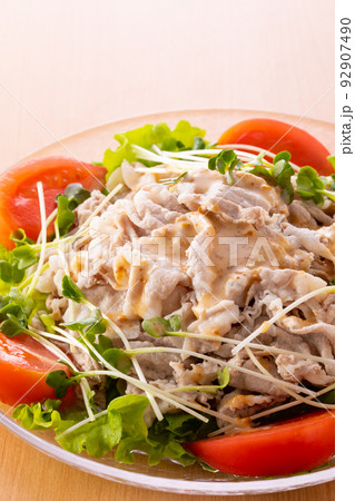 胡麻ダレを掛けた豚肉の冷シャブ 胡麻ダレを掛けた豚肉の冷シャブ 92907490