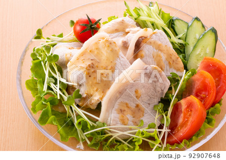 胡麻ダレを掛けた豚肉の冷シャブ 92907648