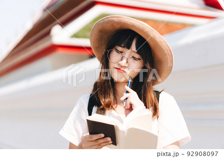 Young adult travel woman reading note for plan trip 92908097