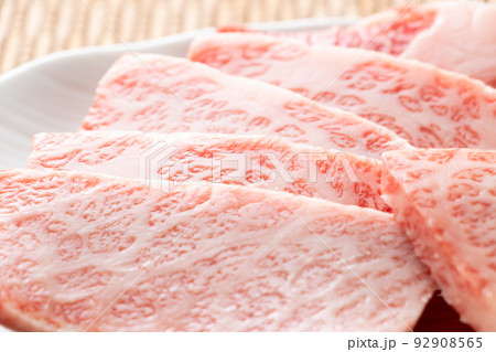 焼肉用牛肉「三角バラ」(カルビの中で上級といわれる希少部位)。 92908565