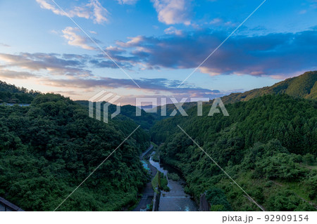 布目ダム湖の眺望　ダム湖から流れる布目川と夕焼け空 92909154