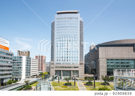 オアシス21緑の大地越しに見るNHK名古屋放送センタービル 92909839