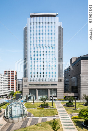 オアシス21緑の大地越しに見るNHK名古屋放送センタービル 92909841