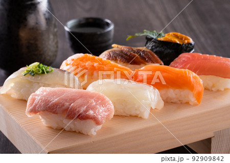 お寿司と日本酒 92909842