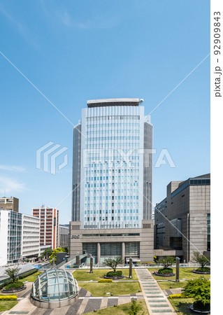 オアシス21緑の大地越しに見るNHK名古屋放送センタービル 92909843