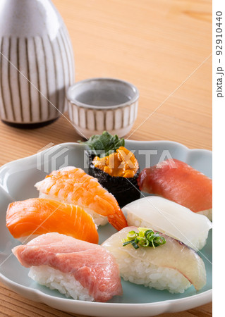 お寿司と日本酒 92910440