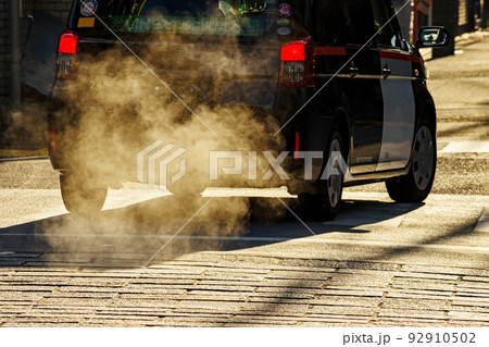 早朝、自動車の排気ガス 92910502