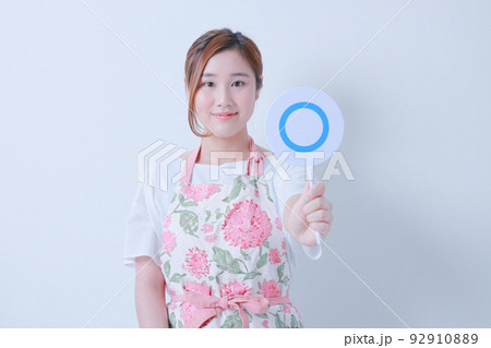 左手に持った○札を突き出す若い女性 左手に持った○札を突き出す若い女性 92910889