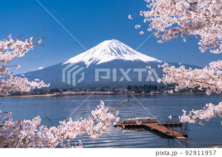 《山梨県》富士山と満開の桜・河口湖 《山梨県》富士山と満開の桜・河口湖 92911957