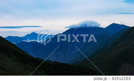 南アルプス　聖岳への稜線からの風景　塩見岳、荒川三山 92912203