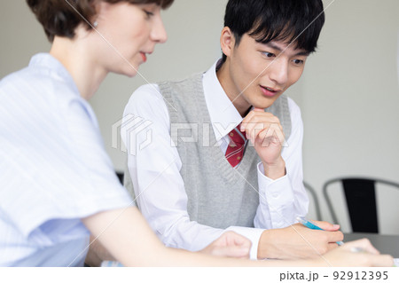 高校生 外国人講師と勉強する高校生 高校生 外国人講師と勉強する高校生 92912395