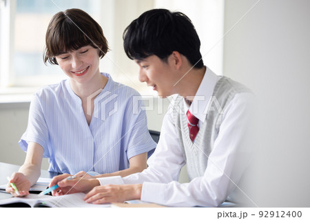 高校生 外国人講師と勉強する高校生 高校生 外国人講師と勉強する高校生 92912400