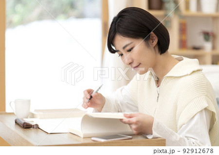 勉強をする若い女性 92912678