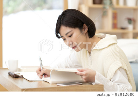 勉強をする若い女性 勉強をする若い女性 92912680