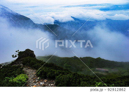 南アルプス　兎岳から　兎岳避難小屋越しに光岳への稜線を望む 92912862