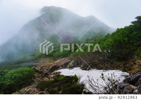 南アルプス　夏　上河内岳への道に残る雪渓 92912863