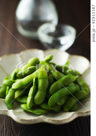 枝豆と日本酒 92913187