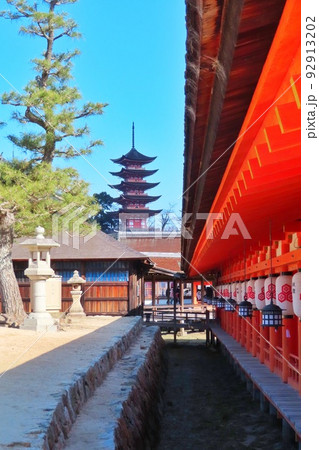 【広島県】日本三景安芸の宮島の厳島神社 【広島県】日本三景安芸の宮島の厳島神社 92913202