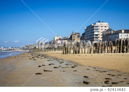 Saint-Malo beach and city, brittany, France Saint-Malo beach and city, brittany, France 92913682