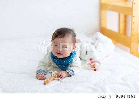 うつ伏せをするあかちゃん 乳児 うつ伏せをするあかちゃん 乳児 92914161