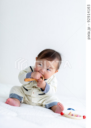 お座りをするあかちゃん 乳児 お座りをするあかちゃん 乳児 92914163
