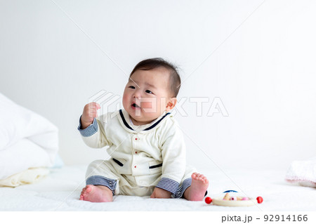 お座りをするあかちゃん　乳児 92914166