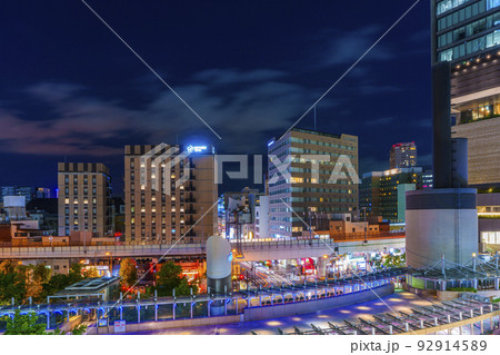 大阪ミナミ　夜の難波中交差点 92914589