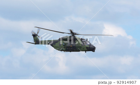 フィンランド陸軍NH90ヘリコプター水平飛行 92914907
