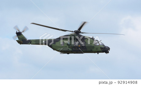 フィンランド陸軍NH90ヘリコプター水平飛行 92914908