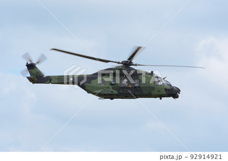 フィンランド陸軍NH90ヘリコプター水平飛行 92914921