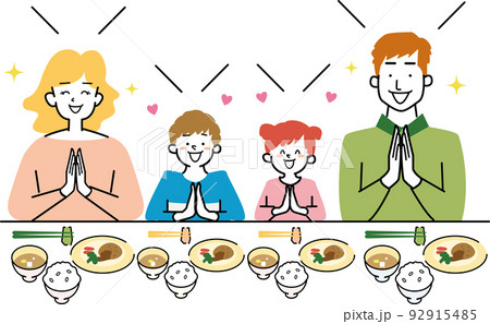 食卓を囲みいただきますと唱える家族 92915485
