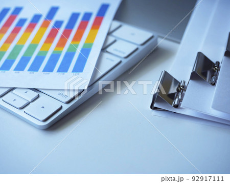 グラフ、書類、パソコンのビジネスイメージ  92917111