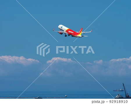 夏のセントレアのスカイデッキからエアバスA320neoの離陸を望む 夏のセントレアのスカイデッキからエアバスA320neoの離陸を望む 92918910