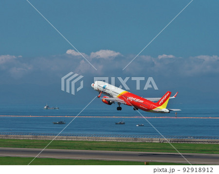 夏のセントレアのスカイデッキからエアバスA320neoの離陸を望む 92918912