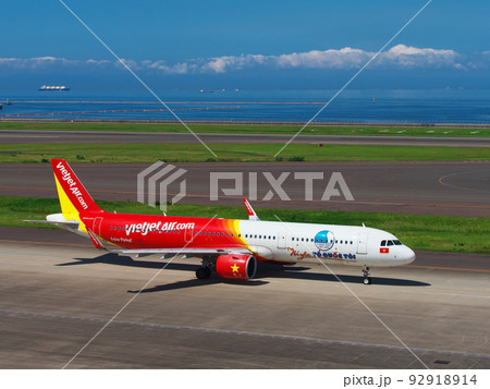 夏のセントレアのスカイデッキから誘導路をタキシングするエアバスA320neoを望む 92918914