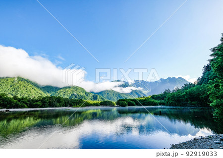 長野県松本市上高地の大正池と穂高連峰 92919033
