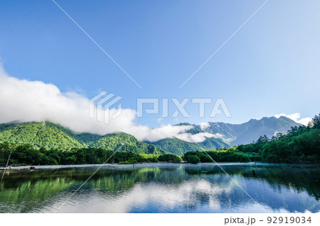長野県松本市上高地の大正池と穂高連峰 92919034